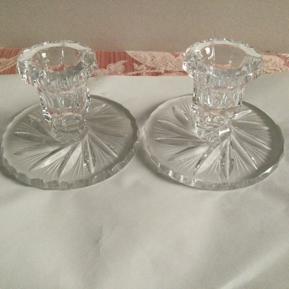 A pair of clear glass candleholders for 2cm candle sticks